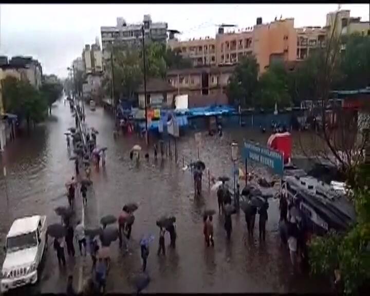 mumbai rains video viral on social media maharashtra twitter મુંબઈનગરીમાં મેઘરાજાની કૃપા બની આફત, જુઓ વરસાદના કહેરના ડરાવનારા Video