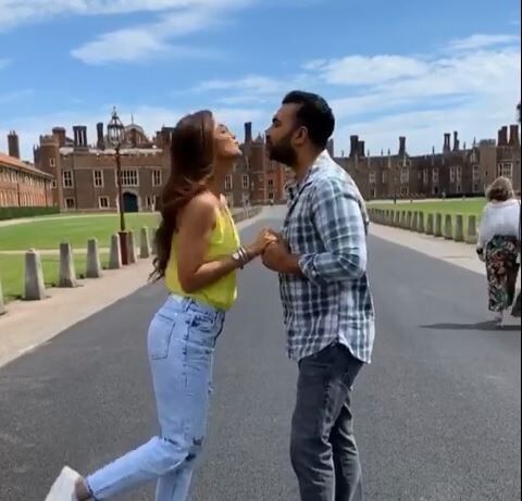 Shilpa Shetty Kundra And husband Raj Kundra kiss on london Video goes viral શિલ્પા શેટ્ટીએ રૉયલ પેલેસ સામે પતિ રાજ કુંદ્રાને કરી કિસ, વીડિયો વાયરલ