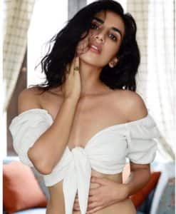 હવે આ એક્ટ્રેસે પણ બિકિની અને સ્વિમસૂટમાં પડાવી હોટ તસવીરો, જુઓ