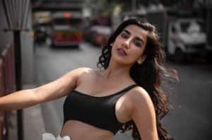 હવે આ એક્ટ્રેસે પણ બિકિની અને સ્વિમસૂટમાં પડાવી હોટ તસવીરો, જુઓ