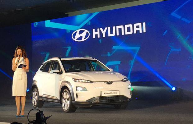 હ્યુન્ડાઈએ ભારતમાં લોન્ચ કરી ઈલેક્ટ્રિક SUV, એક વખત ચાર્જ થયા બાદ ચાલશે 452 km Hyundai launched electric suv kona in India હ્યુન્ડાઈએ ભારતમાં લોન્ચ કરી ઈલેક્ટ્રિક SUV, એક વખત ચાર્જ થયા બાદ ચાલશે 452 km