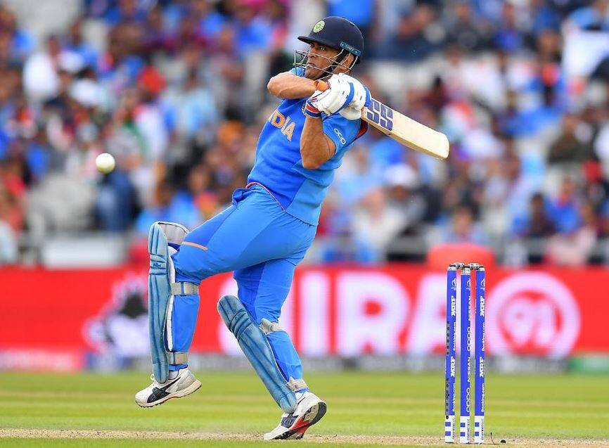 INDvNZ Dhoni chewing bat in dressing room caught in camera INDvNZ સેમિ ફાઈનલઃ ભારતની હાર ભાળી જઈ ધોની આવી ગયો ટેન્શનમાં, ડ્રેસિંગ રૂમમાં કર્યું આમ