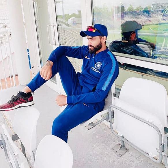 ઓલ ટ્રૈફર્ડઃવર્લ્ડકપની પ્રથમ સેમિફાઇનલમાં ન્યૂઝિલેન્ડ સામે ટીમ ઇન્ડિયાનો 18 રને પરાજય થયો હતો. ટીમની હાર બેટ્સમેનોના ખરાબ પ્રદર્શનને કારણે થઇ છે. જોકે, આ મેચમાં જો કોઇ ખેલાડીએ ટીમની લાજ રાખી હોય તો એ રવિન્દ્ર જાડેજા છે. એક સમયે એવું લાગતુ હતું કે ટીમ ઇન્ડિયા 100 રનમાં ઓલઆઉટ થઇ જશે પરંતુ જાડેજાએ આઠમા ક્રમે મેદાન પર આવીને 77 રનની શાનદાર ઇનિંગ રમી ટીમને સન્માનજનક સ્કોર સુધી પહોંચાડ્યો હતો. જાડેજા મેદાનની બહાર પણ પોતાના સ્ટાઇલિશ અંદાજ માટે જાણીતો છે.