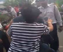 હેલ્મેટ વગર સ્કૂટી પર નશામાં જતું હતું કપલ, પોલીસે રોક્યા તો યુવતી કરવા લાગી ગાળા-ગાળી, જુઓ વીડિયો