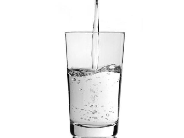 only half glass water in the assembly by up government decision પાણી બચાવવાનો અનોખો નુસ્ખો, આ રાજ્યમાં હવે નેતાઓને પીવા માટે મળશે માત્ર અડધો ગ્લાસ પાણી