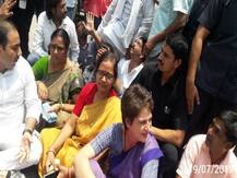 સોનભદ્ર હત્યાકાંડઃ પીડિત પરિવારને મળવા પહોંચેલી પ્રિયંકા ગાંધીની પોલીસે અટકાયત કરી