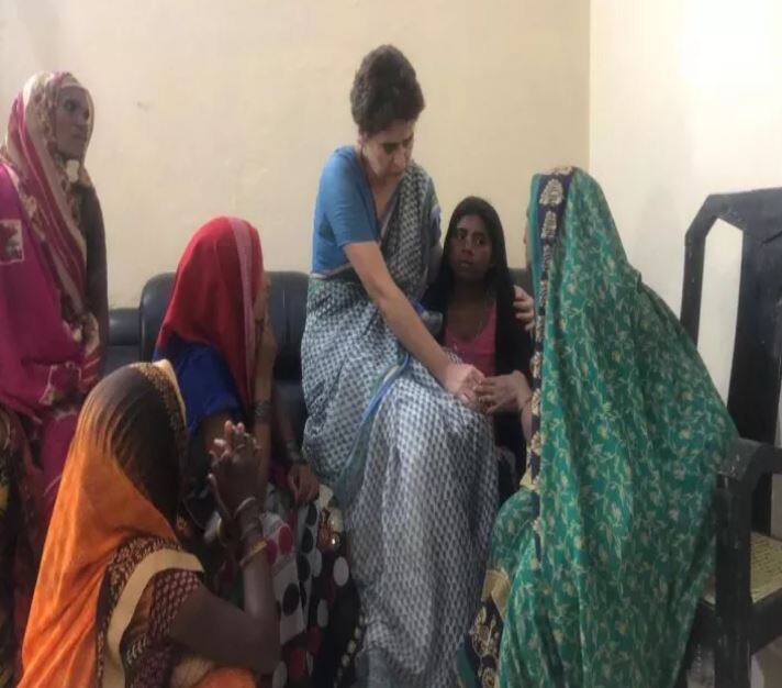 સોનભદ્ર હત્યાકાંડ: પીડિત પરિવારને મળ્યાં પ્રિયંકા ગાંધી, મૃતકોના પરિવારને 10 લાખની સહાય કરશે કૉંગ્રેસ Priyanka Gandhi Vadra meet Sonbhadra victims સોનભદ્ર હત્યાકાંડ: પીડિત પરિવારને મળ્યાં પ્રિયંકા ગાંધી, મૃતકોના પરિવારને 10 લાખની સહાય કરશે કૉંગ્રેસ