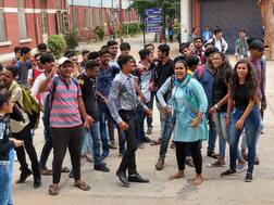 વડોદરા મેડિકલ કોલેજમાં પ્રોફેસરે વિદ્યાર્થિનીઓને એવા સવાલ પૂછ્યાં કે તમે સાંભળશો તો તમારા હોશ ઉડી જશે?