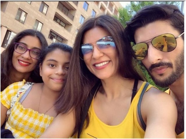  Sushmita Sen post family selfie on social media with boyfriend Rohman Shawl બૉયફ્રેન્ડ રોહમન સાથે વેકેશન માણી રહી છે સુષ્મિતા સેન, ઇન્સ્ટા પર શેર કરી તસવીર