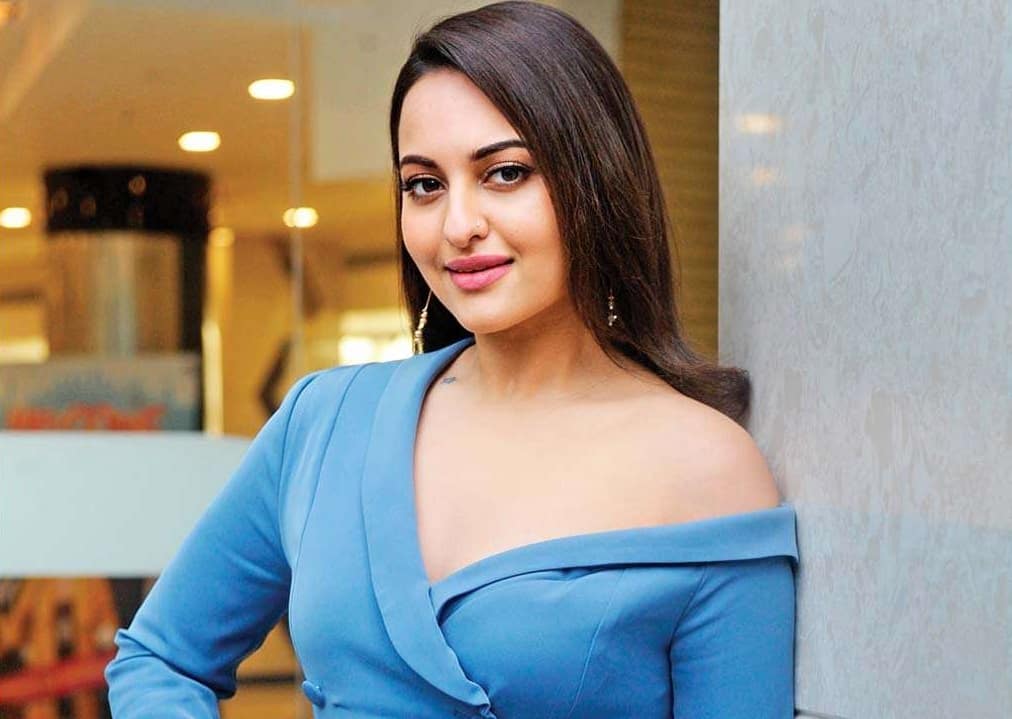 sonakshi sinha reveals that she has dated a bollywood celebrity and world does not know આ એક્ટ્રેસ બોલિવૂડ સેલેબને કરતી હતી ડેટ, માતા-પિતાની શરતને કારણે હવે.....