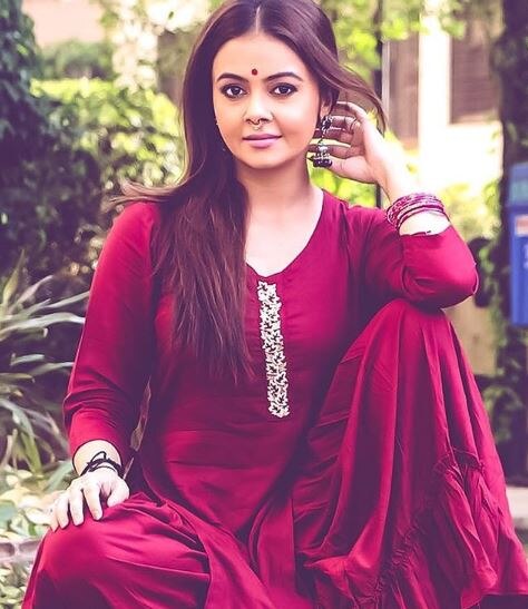 આ પહેલા એવા અહેવાલ હતા કે દેવોલીનાને બિગ બૉસ 13માં પાર્ટિસિપેટ કરવા માટે અપ્રોચ કરવામાં આવી છે. પરંતુ તાજા ખબરો અનુસાર દેવોલીનાએ પોતાનો ઇરાદો બદલી નાખ્યો છે અને તે બિગ બૉસમાં જવાના બદલે બૉલિવૂડમાં એન્ટ્રી કરવા માંગે છે.