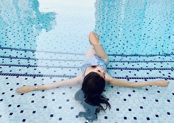 Watch TV actress Mouni Roy alias Naagin  swimsuit look મોનોકિની પહેરીને સ્વિમિંગપૂલમાં ઉતરી નાગિન, હોટ લૂક જોઈ ફેન્સ થયા પાગલ