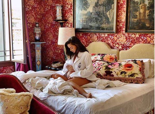  મુંબઈ: બૉલિવૂડ એક્ટ્રસ એમી જેક્સન સોશિલ મીડિયા પર પોતાના ફેન્સ સાથે બેબી બંપની તસ્વીરો પોસ્ટ કરતી રહે છે. એવામાં એકવાર ફરી એમી જેક્સને બેબી બંપ ફ્લોન્ટ કરતી તસવીર શેર કરી છે. 