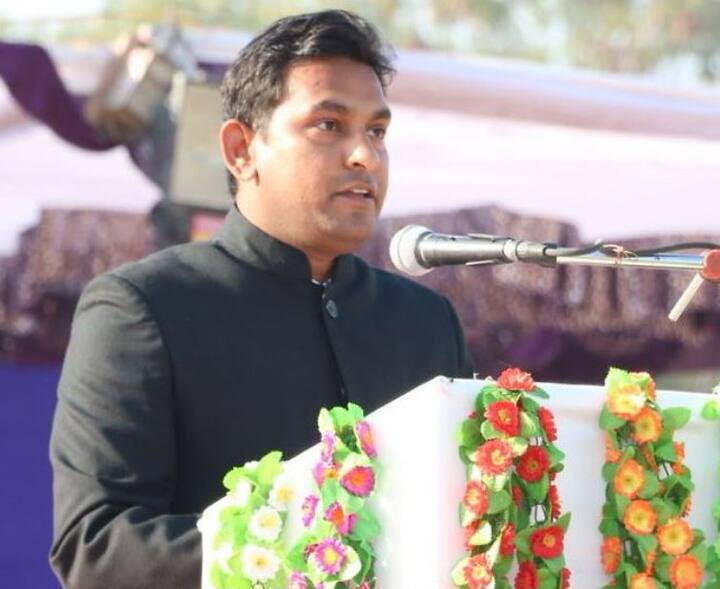 2010ની ગુજરાત કેડરના IAS સુજીત કુમારને શિપિંગ અને ખાણ, ખનીજ અને ફર્ટિલાઈઝરના રાજયકક્ષાના મંત્રી મનસુખ માંડવીયાના પ્રાઈવેટ સેક્રેટરી તરીકે નિમણૂંક કરવામાં આવી છે. તેમણે પાંચ વર્ષ સુધી બોટાદ કલેક્ટર તરીકે ફરજ બજાવી છે. 