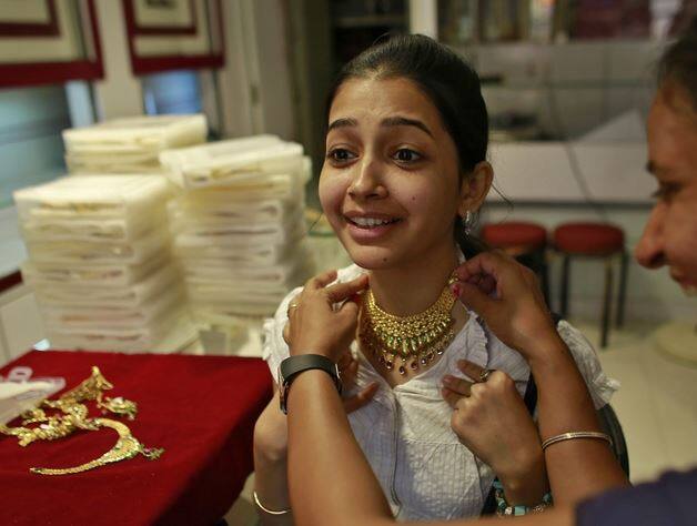 સોનામાં લાલચોળ તેજી, રેકોર્ડ સ્તર પર પહોંચ્યો ભાવ, જાણો વિગત Gold price hits all time high in bullion market સોનામાં લાલચોળ તેજી, રેકોર્ડ સ્તર પર પહોંચ્યો ભાવ, જાણો વિગત