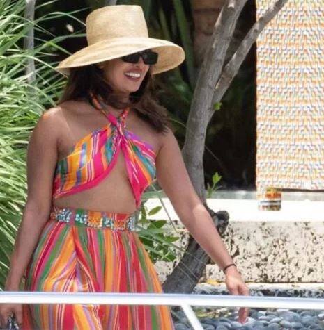 દેશી ગર્લ પ્રિયંકા ચોપરાનું બર્થડે સેલિબ્રેશન હજુ ખત્મ નથી થયું અને રજાનો દોર હાલ પણ ચાલી રહ્યો છે. પ્રિયંકા ખૂબ જ હોટ અંદાજમાં પતિ નિક સાથે વેકેશન એન્જોય કરતી જોવા મળે છે. આ દરમિયાન ઘણી તસવીરો સામે આવી છે. 