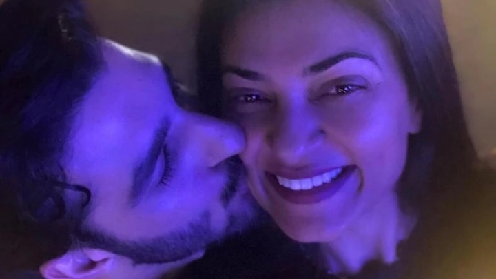 sushmita sen and boyfriend rohman shawl romantic photo getting viral over social media પહેલાં બોયફ્રેન્ડ સાથે ફરતી, હવે આ એક્ટ્રેસે KISS કરતી તસવીર પણ.....