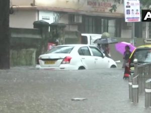 મુંબઈમાં ભારે વરસાદથી અનેક વિસ્તારો પાણીમાં ગરકાવ, હવામાન વિભાગે શું કરી મોટી આગાહી? જાણો વિગત