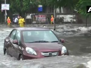 મુંબઈમાં ભારે વરસાદથી અનેક વિસ્તારો પાણીમાં ગરકાવ, હવામાન વિભાગે શું કરી મોટી આગાહી? જાણો વિગત