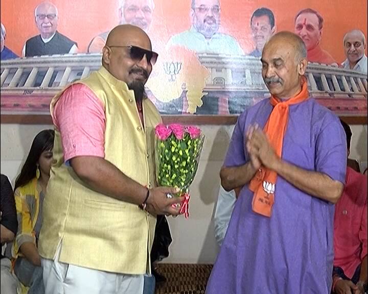 ગાંધીનગરઃ ગુજરાતના જાણીતા કલાકાર અરવિંદ વેગડા, ઐશ્વર્યા મજમૂદાર, સૌરભ રાજ્યગુરૂ સહિતના કલાકારો ભાજપમાં જોડાયા હતા. કમલ ખાતે યોજાયેલા કાર્યક્રમમાં ભાજપ સદસ્ય અભિયાન હેઠળ આજે તેઓ ભાજપમાં જોડાયા હતા. નોંધનીય છે કે ગઇકાલે ગુજરાતી સિંગર કિંજલ દવે ભાજપમાં જોડાઇ હતી. 