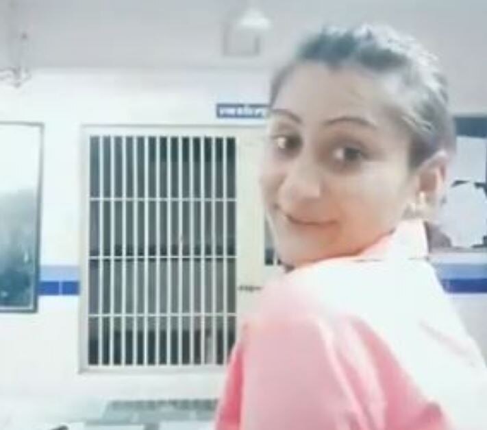 Mehsana Know about woman cop dances on tiktok video in police station મહેસાણાઃપોલીસ સ્ટેશનમાં Tiktok વીડિયો બનાવનાર યુવતી કોણ છે ? જાણો વિગત