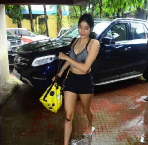 ઉલ્લેખનીય છે કે જાન્હવી કપૂર પોતાની ફિટનેસને લઈને ખૂબ જ સજાગ છે. જાન્હવી કપૂરે ફિલ્મ ધડકથી બોલીવૂડમાં એન્ટ્રી કરી હતી. 