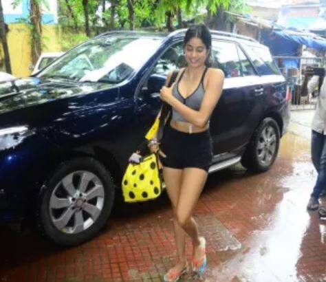 જાન્હવી કપૂર પોતાની આગામી ફિલ્મ 'રૂહી અફ્ઝા'ની તૈયારીઓમાં વ્યસ્ત છે. આ ફિલ્મમાં તે રાજકુમાર રાવ સાથે જોવા મળશે.