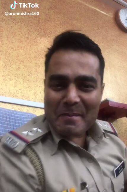 વડોદરા ક્રાઈમ બ્રાંચના PSI અરૂણ મિશ્રાનો ટિકટોક વીડિયો વાયરલ, કમિશ્નરે આપ્યા તપાસના આદેશ વડોદરા ક્રાઈમ બ્રાંચના PSI અરૂણ મિશ્રાનો ટિકટોક વીડિયો વાયરલ, કમિશ્નરે આપ્યા તપાસના આદેશ