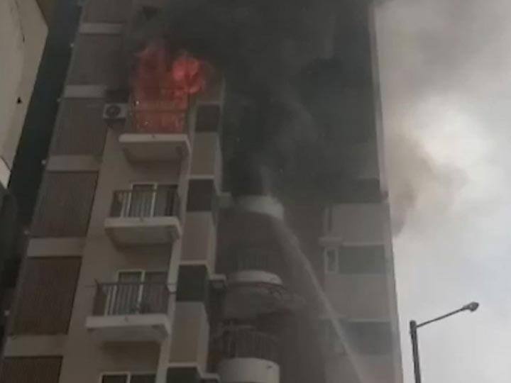 અમદાવાદ: ફ્લેટમાં આગ લાગતાં લોકો 5માં માળેથી બાલ્કનીમાંથી કેવી રીતે નીચે ઉતર્યા? આ દ્રશ્યો જોઈને તમારા પણ ધબકારા વધી જશે