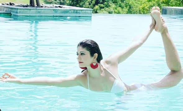 Pooja batra share swimming pool picture સ્વીમિંગ પૂલમાં યોગ કરતી જોવા મળી એક્ટ્રેસ પૂજા બત્રા, જુઓ તસવીરો