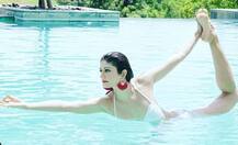 સ્વીમિંગ પૂલમાં યોગ કરતી જોવા મળી એક્ટ્રેસ પૂજા બત્રા, જુઓ તસવીરો