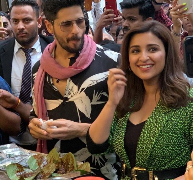 parineeti chopra tries famous fire paan with sidharth malhotra in delhi watch what happens next ગલ્લા પર આ બોલિવૂડ એક્ટ્રેસ ફાયર પાન ખાતા જોવા મળી, શેર કર્યો વીડિયો