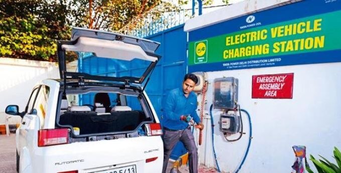GST Council has reduce GST rate on electric vehicles chargers from 18 percent to 5 percent GST કાઉન્સિલ બેઠકમાં મોટો નિર્ણય, ઇલેક્ટ્રિક વાહનોને પ્રત્સાહન આપવા ટેક્સમાં કરાયો ધરખમ ઘટાડો