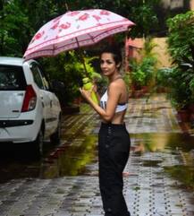 વરસાદમાં છત્રી લઈ યોગ ક્લાસ માટે નિકળી મલાઈકા, મેકઅપ વગરની તસવીરો વાયરલ