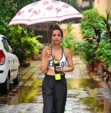 વરસાદમાં છત્રી લઈ યોગ ક્લાસ માટે નિકળી મલાઈકા, મેકઅપ વગરની તસવીરો વાયરલ