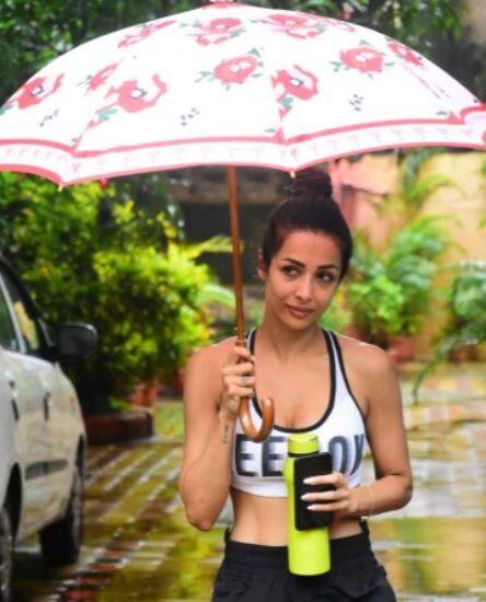 મલાઈકાની આ મેકઅપ વગરની તસવીરો સોશિયલ મીડિયામાં વાયરલ થઈ રહી છે. મેકઅપ વગર પણ મલાઈકા ખૂબ જ સુંદર લાગી રહી છે.