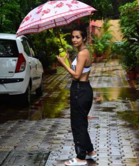 આ તસવીરમાં મલાઈકા છત્રી સાથે યોગ ક્લાસ બહાર જોવા મળી હતી. મલાઈકા વ્હાઈટ સ્પોર્ટ્સ બ્રા અને બ્લેક ટ્રેક સાથે જોવા મળી હતી. મલાઈકા મેકઅપ વગર પણ ખૂબ જ ફ્રેશ અને સુંદર લાગી રહી છે. 