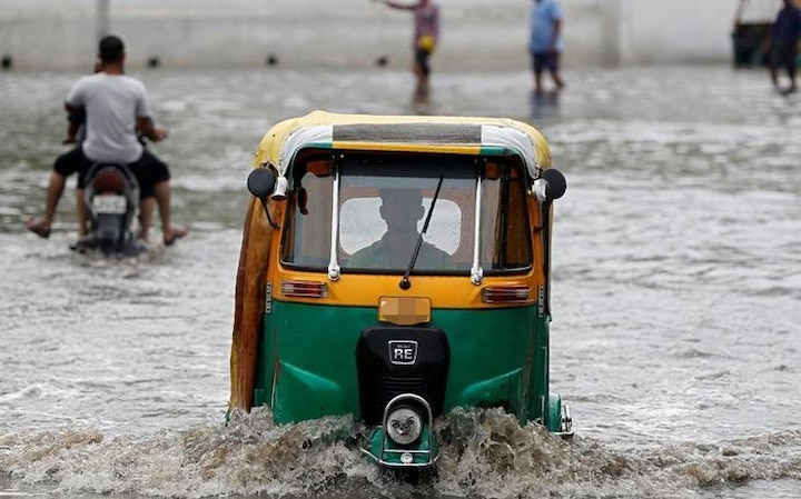 8 Inch heavy rainfall in Ahmedabad at last night ધોધમાર વરસાદથી અડધું અમદાવાદમાં પાણીમાં ગરકાવ, 24 કલાકમાં કેટલા ઈંચ વરસાદ ખાબક્યો? જાણો વિગત