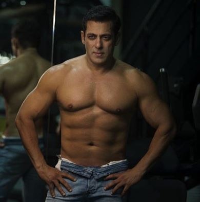 Salman Khan flaunts his chiseled body in latest Instagram post સલમાને શર્ટ ઉતારી બતાવ્યા 6 પેક એબ્સ, વાયરલ થઈ રહી છે તસવીર