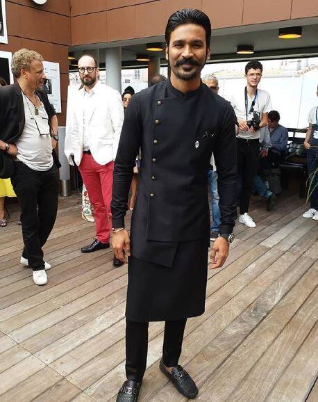  ઉલ્લેખનીય છે કે ધનુષ મોંઘી કારનો પણ શોકિન છે. અહેવાલ પ્રમાણે તેમની પાસે AudiA8,Rolls-Royce Ghost Series II, Jaguar XE, tley Continental Flying Spur જેવી લગ્ઝરીસ કાર છે. 