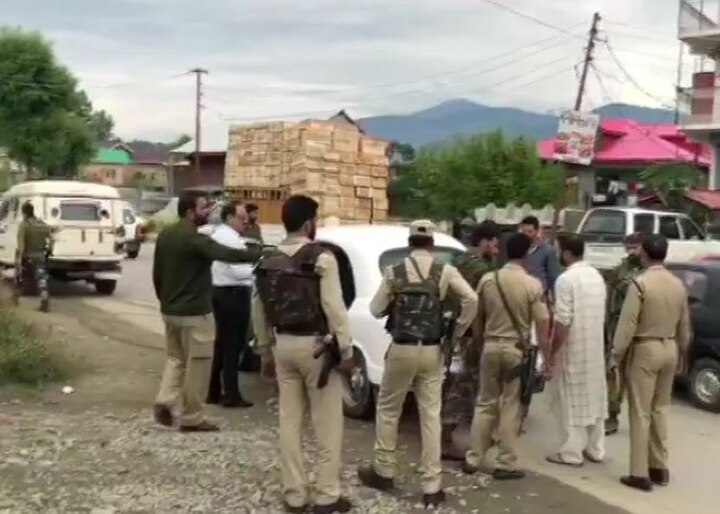 NIA raids four locations in north Kashmir's Baramulla in terror funding case J&K:ટેરર ફંડિંગ પર મોટી કાર્યવાહી, બારામુલ્લામાં ચાર સ્થળો પર NIAના દરોડા