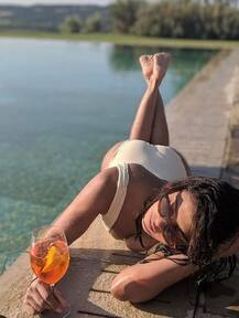 પતિ સાથે રોમેન્ટિક અંદાજમા વેકેશન માણી રહી છે આ હોટ એક્ટ્રેસ