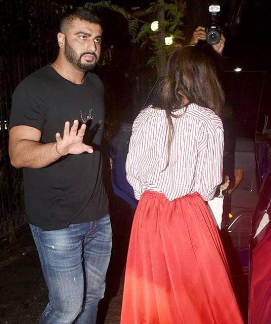  તસવીરોમાં મલાઈકા અને અર્જૂનની જબરજસ્ત બોન્ડિંગ જવા મળી રહી છે. ઘરની બહાર અર્જૂન મલાઈકાને પ્રોટેક્ટ કરતો નજર આવ્યો હતો. મીડિયા રિપોર્ટ્સ પ્રમાણે અર્જૂન મલાઈકાના પેરેન્ટ્સ સાથે લગ્નની વાત કરી શકે છે. જો કે આ અંગે લવબર્ડનું કોઈ નિવેદન સામે આવ્યું નથી. 