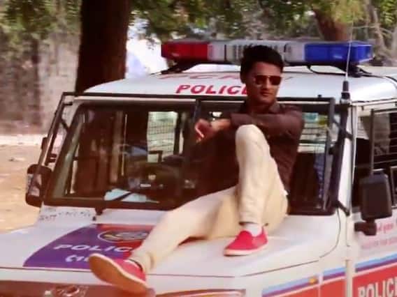 રાજકોટ: પોલીસ વાન પર બેસી ટિકટોક બનાવવાનો મામલો, બે પોલીસકર્મી સસ્પેન્ડ, જાણો વિગત રાજકોટ: પોલીસ વાન પર બેસી ટિકટોક બનાવવાનો મામલો, બે પોલીસકર્મી સસ્પેન્ડ, જાણો વિગત