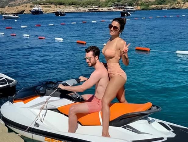 actress shama sikanders bike with bikini photos લાલ બિકીની પહેરીને દરિયામાં બૉયફ્રેન્ડ સાથે બૉટિંગ કરવા નીકળી આ સેક્સી એક્ટ્રેસ, તસવીર થઇ વાયરલ