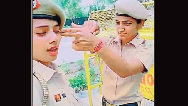 two lady constable of delhi polices tiktok viral video પોલીસનો વધુ એક TiKTok વીડિયો વાયરલ, બે લેડી કૉન્સ્ટેબલે ઓન ડ્યૂટી રૉડ પર કરી ફિલ્મી સ્ટાઇલમાં મસ્તી, જુઓ Video
