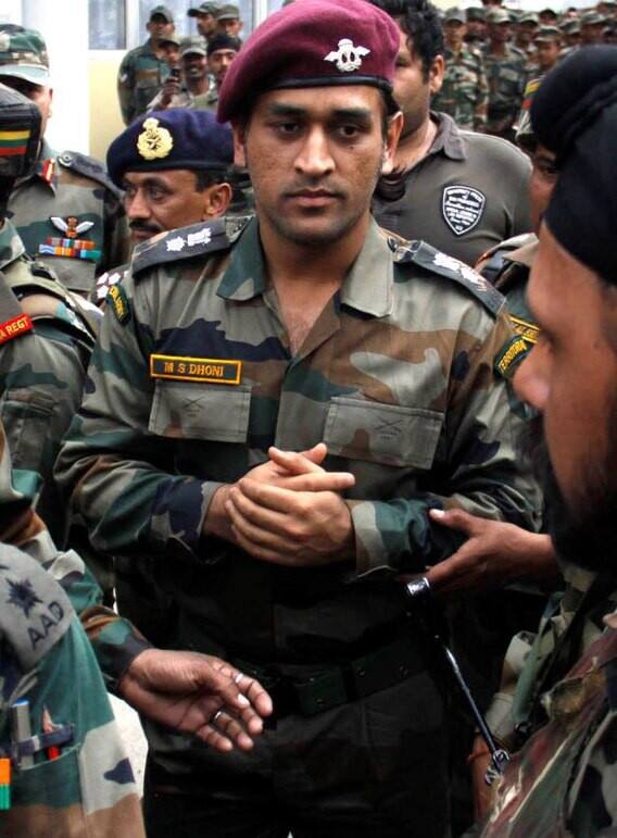 પોતાની આ પૉસ્ટિંગ દરમિયાન ધોની સૈનિકોની સાથે બૈરેકમાં રહેશે. સુત્રો અનુસાર, ધોનીએ ખુદ સૈનિકોની બૈરેકમાં રહેવા અને તેમની સાથે કામ કરવાની ભલામણ કરી હતી.