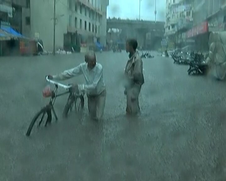 Heavy rain in vadodara, 20 inch rainfall within 24 hours 24 કલાકમાં 20 ઇંચ વરસાદથી વડોદરાના હાલ બેહાલ, તસવીરોમાં જુઓ વડોદરા શહેર