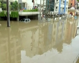 શહેર આખુ નદી બન્યુ તો PSIએ બાળકીને વસુદેવની જેમ ટોપલીમાં લઇને બચાવી, અદભૂત તસવીર વાયરલ