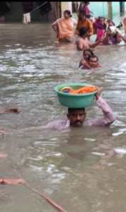 શહેર આખુ નદી બન્યુ તો PSIએ બાળકીને વસુદેવની જેમ ટોપલીમાં લઇને બચાવી, અદભૂત તસવીર વાયરલ